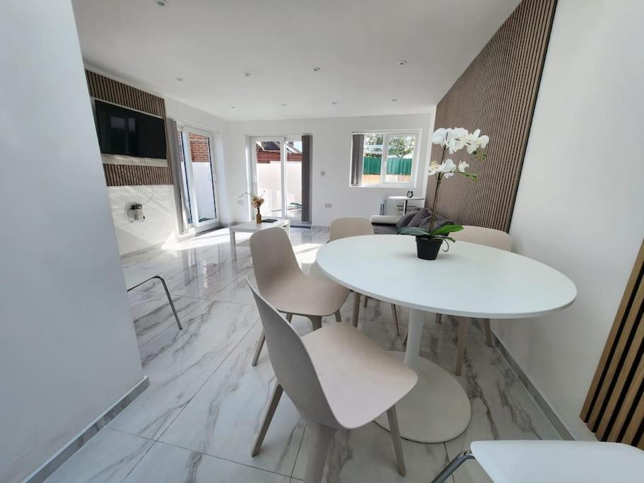 Spacious And Bright One Bedroom Apartment Oxford Bagian luar foto