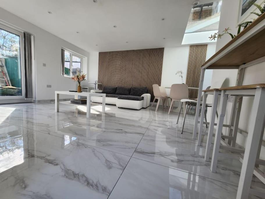 Spacious And Bright One Bedroom Apartment Oxford Bagian luar foto