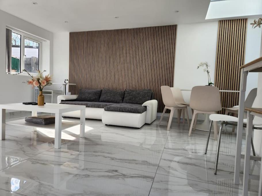 Spacious And Bright One Bedroom Apartment Oxford Bagian luar foto